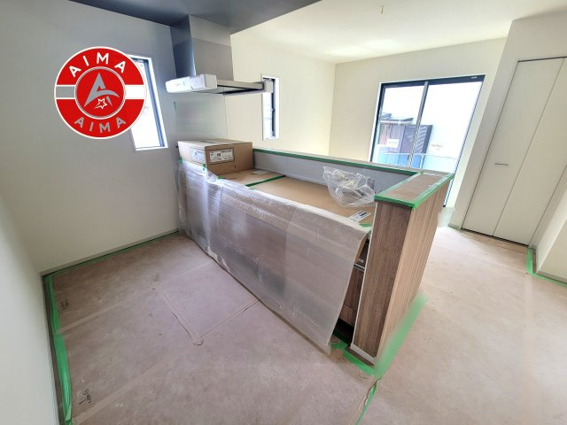 糟屋郡志免町志免1丁目第4-1棟（1号棟）のキッチン|ダイニングテーブルへの配膳がラクラク、お料理はかどるカウンター付きシステムキッチン！