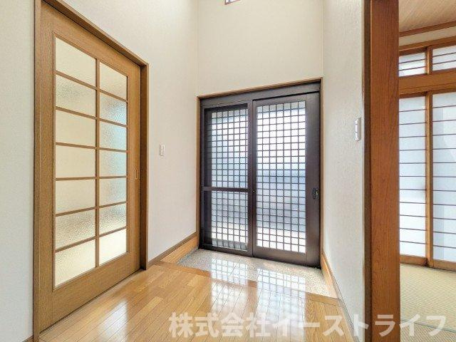 【中古物件】　いわき市小名浜字林ノ上　フルリフォーム済みの玄関|玄関扉に網戸もついた明るくキレイな玄関です！