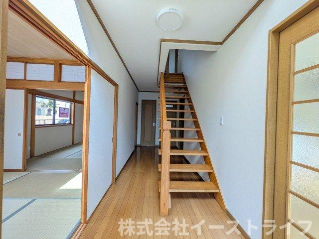 【中古物件】　いわき市小名浜字林ノ上　フルリフォーム済みの内装|1階玄関ホールと廊下です