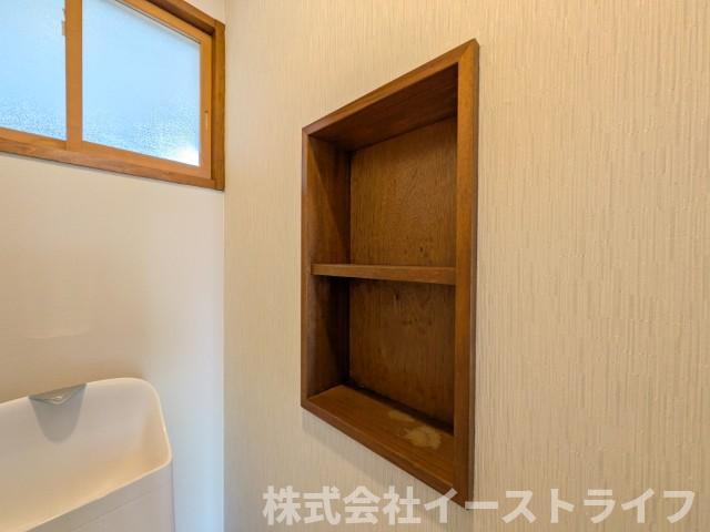 【中古物件】　いわき市小名浜字林ノ上　フルリフォーム済みのトイレ|1階トイレ　トイレットペーパーなどが収納できる棚がついています