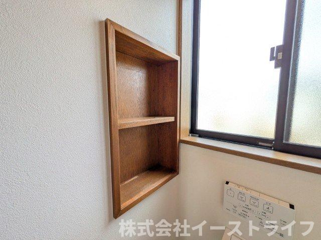 【中古物件】　いわき市小名浜字林ノ上　フルリフォーム済みのトイレ|2階トイレ　トイレットペーパーなどが収納できる棚がついています