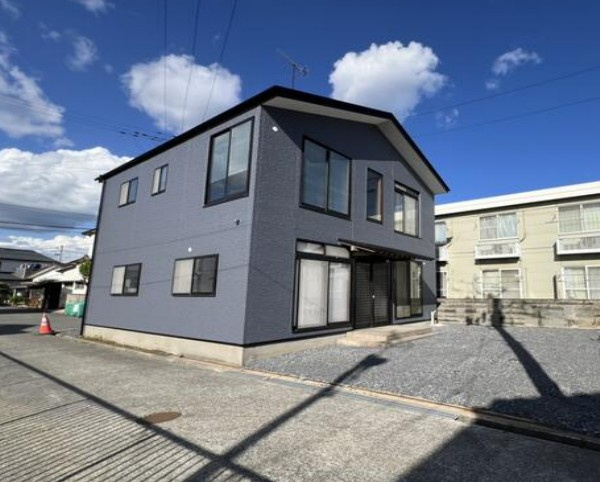 【中古物件】　いわき市小名浜字林ノ上　フルリフォーム済みの外観|フルリフォーム済み！舗装された駐車場、南面にサンルーム2ヶ所付き！内覧等のご希望がありましたらお気軽にご連絡ください（担当：梶田）