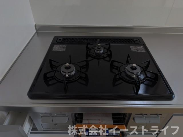 【中古物件】　いわき市小名浜字林ノ上　フルリフォーム済みの設備|3口ガス台には調味料入れと魚焼きグリルがついています！
