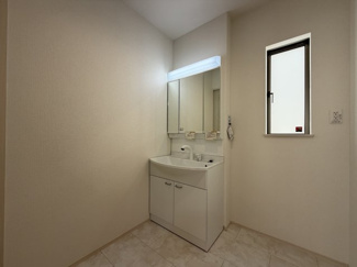 【独立洗面台】 | 読谷村喜名Ⅱ（全11棟）B・C・D・F・I号棟 | C号棟　三面鏡付き洗髪洗面化粧台♪