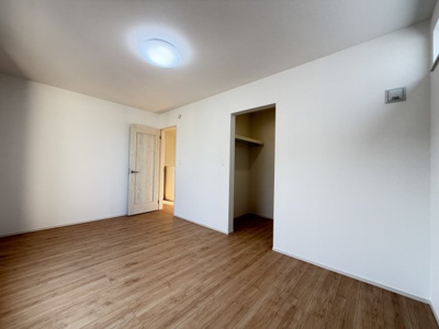 【洋室】 | 読谷村喜名Ⅱ（全11棟）B・C・D・F・I号棟 | C号棟　洋室7.5帖＋WIC付き♪