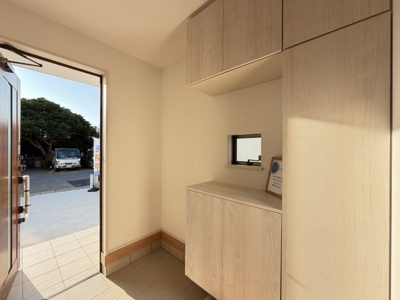 【玄関】 | 読谷村喜名Ⅱ（全11棟）B・C・D・F・I号棟 | C号棟　十分な収納付き玄関♪