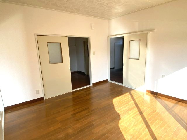 泉三嶽根貸家の居間・リビング|洋室8帖