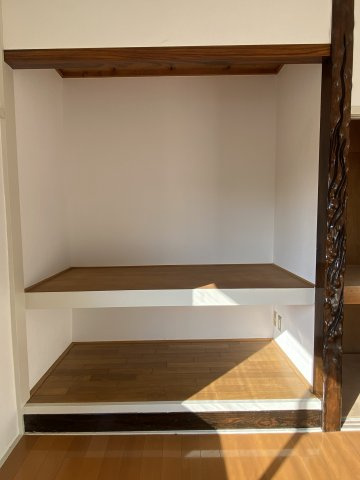 泉三嶽根貸家の収納|洋室8帖（リビング隣）収納