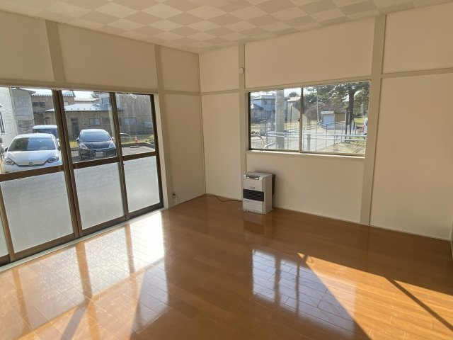 泉三嶽根貸家の居間・リビング|洋室8帖（リビング隣）