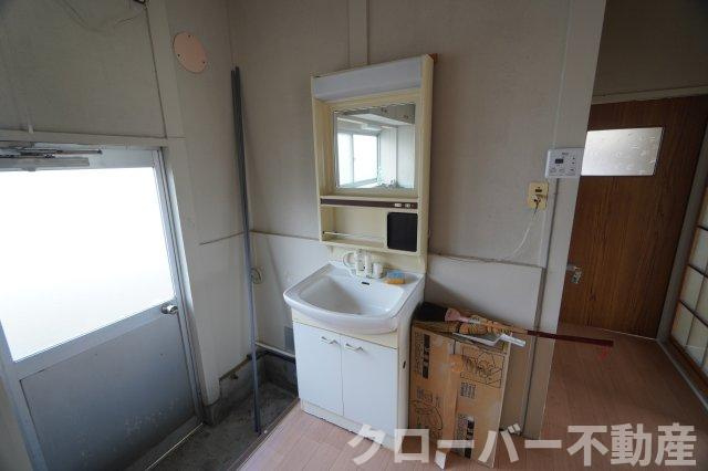 郡家町借家の独立洗面台