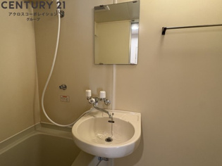 浴室に洗面台があります