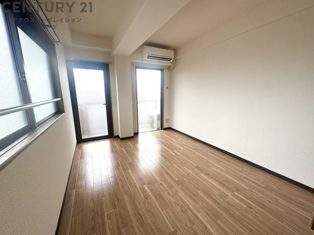 床の色が落ち着いていた色味のお部屋です。