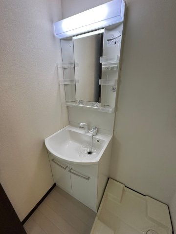 ファーストハイツの洗面所|明るい洗面所です