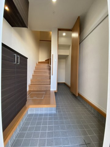 ジラソーレの玄関|奥には土間収納あり