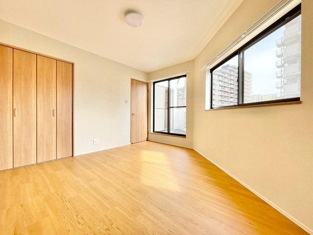 【寝室】 | 吹田市山田東1丁目中古戸建 | 現在ご返済中のカーローン・カードローン・教育ローンなどを住宅ローンに一本化したり、家具家電購入費用・引越し費用を住宅ローンと組み合わせるなど、お客さまにメリットの多い住宅ローンのご提案が可能です。