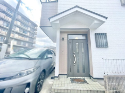 【エントランス】 | 吹田市山田東1丁目中古戸建 | サイトに掲載されていない箇所の写真、撮影してお届けさせて頂きます！気になる物件で、見たい部分の画像が無い場合は、弊社スタッフまでご連絡下さいませ。お客様の気になる箇所を、カメラにて撮影して参ります！