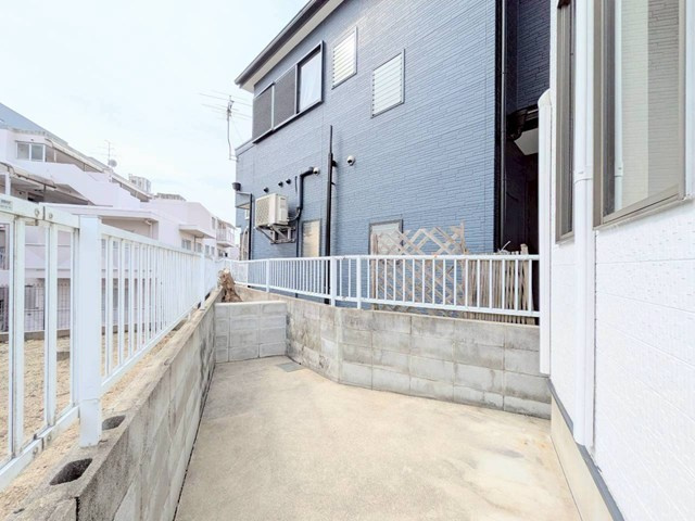 【庭】 | 吹田市山田東1丁目中古戸建 | 現在ご返済中のカーローン・カードローン・教育ローンなどを住宅ローンに一本化したり、家具家電購入費用・引越し費用を住宅ローンと組み合わせるなど、お客さまにメリットの多い住宅ローンのご提案が可能です。