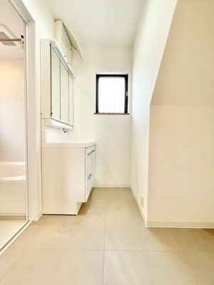【脱衣所】 | 吹田市山田東1丁目中古戸建 | エイブル売買事業部では、箕面市・豊中市・吹田市・池田市・茨木市・高槻市の北摂エリア全域で、物件のご紹介を致しております。北摂エリアにて購入物件をお探しの際は、当社までお問合せ下さいませ。