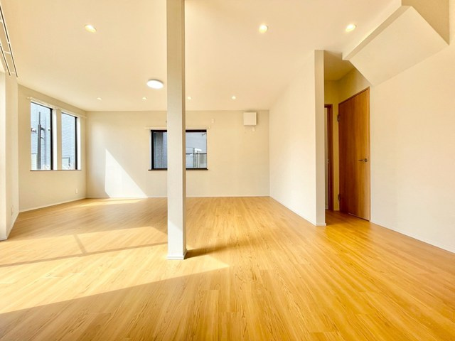 【内装】 | 吹田市山田東1丁目中古戸建 | サイトに掲載されていない箇所の写真、撮影してお届けさせて頂きます！気になる物件で、見たい部分の画像が無い場合は、弊社スタッフまでご連絡下さいませ。お客様の気になる箇所を、カメラにて撮影して参ります！