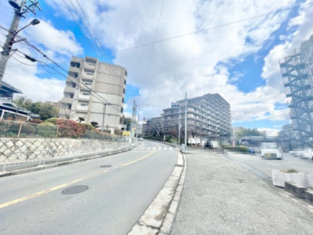 【周辺】 | 吹田市山田東1丁目中古戸建 | 現在ご返済中のカーローン・カードローン・教育ローンなどを住宅ローンに一本化したり、家具家電購入費用・引越し費用を住宅ローンと組み合わせるなど、お客さまにメリットの多い住宅ローンのご提案が可能です。