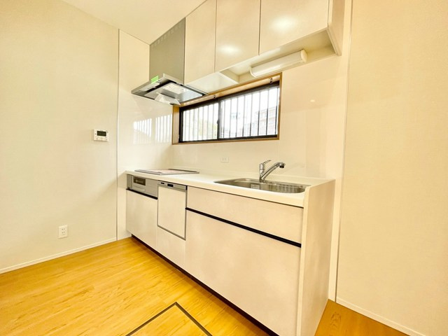 【キッチン】 | 吹田市山田東1丁目中古戸建 | こちらの物件近くの教育施設や、スーパー・公園など、物件周辺の住環境を併せてご案内させて頂きます。ぜひ、現地での暮らしをイメージなさって下さい！