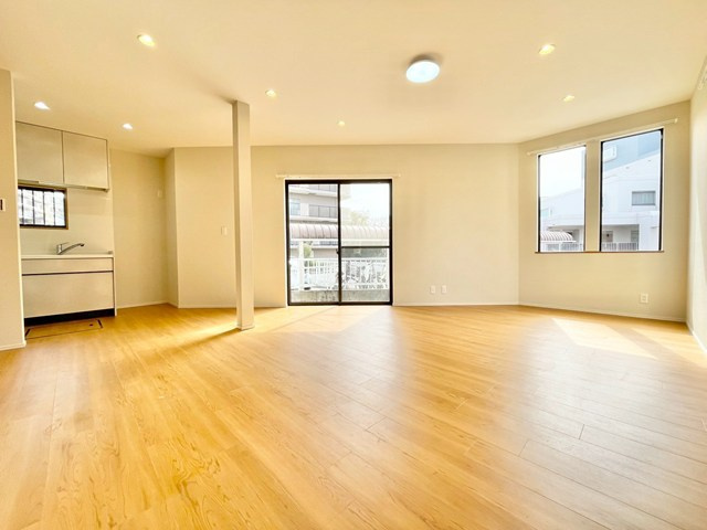 【居間・リビング】 | 吹田市山田東1丁目中古戸建 | エイブルだけの嬉しいサービス、ご用意しております。詳細は、お気軽に当社までお問合せ下さいませ！