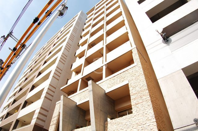 レジュールアッシュ心斎橋LUXEの外観|レジュールアッシュ心斎橋リュクス　高級感あふれる外観