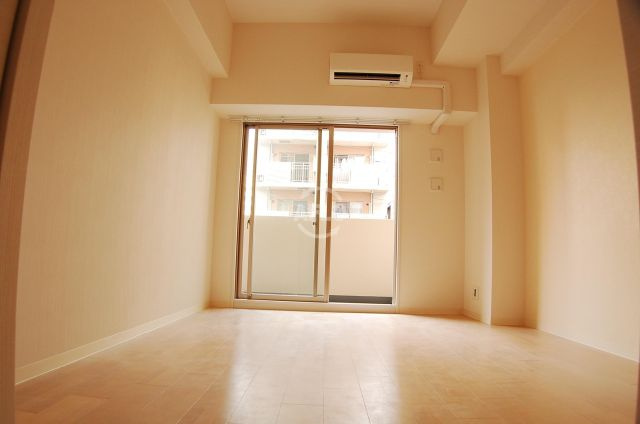 レジュールアッシュ心斎橋LUXEの居間・リビング|レジュールアッシュ心斎橋リュクス　明るい室内