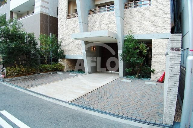 レジュールアッシュ心斎橋LUXEのエントランス|レジュールアッシュ心斎橋リュクス　高級感あふれるエントランス