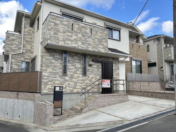 村野本町　中古一戸建ての外観|新しい生活にいかがでしょうか？外観はお住まいの顔になります。こだわりたいポイントですね。外壁塗装や屋根塗装のご相談も承っております。
■現地内覧・資金計画相談・住宅ローン相談もお問合せ受付中■