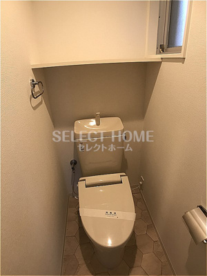 【トイレ】 | サンヒル上地 | 同型タイプ落ち着いた色調のトイレです
クロスが違う可能性があります。