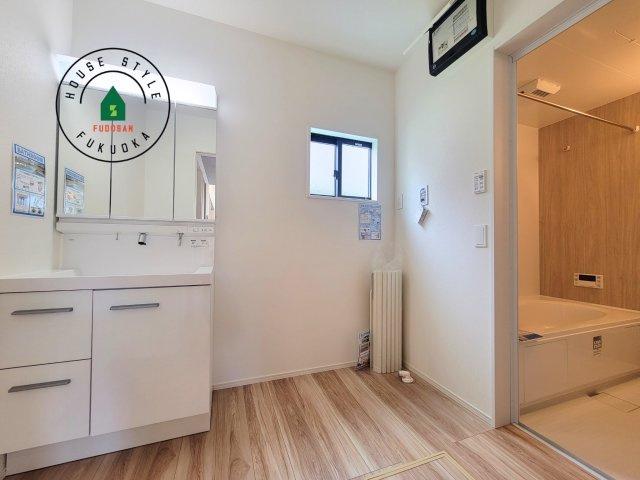 福岡市東区美和台3丁目第2-2棟（1号棟）の内観：施工例|ゆとりの洗面スペースで朝の身支度もスムーズに。暮らしを快適に変えるシャワー付洗面台です！