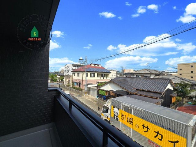 福岡市東区美和台3丁目第2-2棟（1号棟）の外観：施工例|風をしっかりと感じられるバルコニーでは、毎日が洗濯日和です。広々としているので洗濯も楽しくなるでしょうし、気分転換にバルコニーからの眺めを楽しむのもいいでしょう。