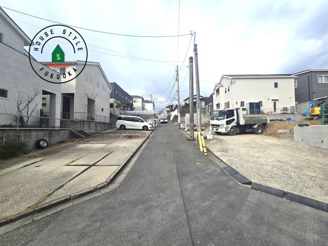 福岡市東区美和台3丁目第2-2棟（1号棟）の前面道路含む現地写真|前面道路は閑静な住宅地をはしる車通りの少ない道路。お車の出し入れが苦手なママや小さなお子様にも安心ですね。しっかり舗装もされているので、ベビーカーや自転車で通っても快適に通行できます。