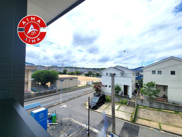 福岡市東区美和台3丁目第2-2棟（1号棟）の展望|窓から緑が見える物件も魅力的です。