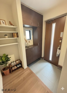 【玄関】 | 佐伯区美の里1丁目（全２区画）1号棟 | ☆ぬくもりを感じる収納豊富玄関ホール♪