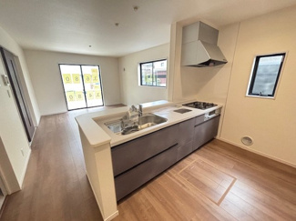 【キッチン】 | 佐伯区美の里1丁目（全２区画）1号棟 | ご家族が見渡せる対面システムキッチン♪