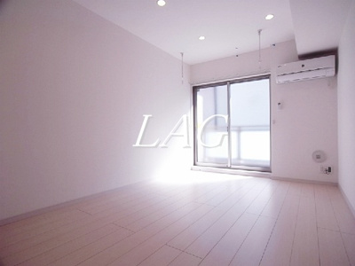 【居間・リビング】 | リブリ・ラ・ヴィータ 大島 | 洋室のお部屋です。