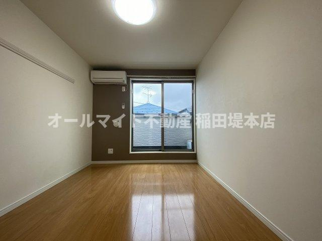 川崎市多摩区菅稲田堤１丁目のアパートの居間・リビング