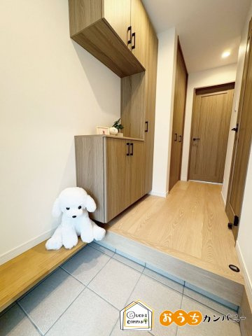 音羽初田町の玄関|【玄関】
ベンチがついているため、靴の脱ぎ履きに便利です！
現在建築中！完成が楽しみですね♪
現地（2026年5月10日）撮影