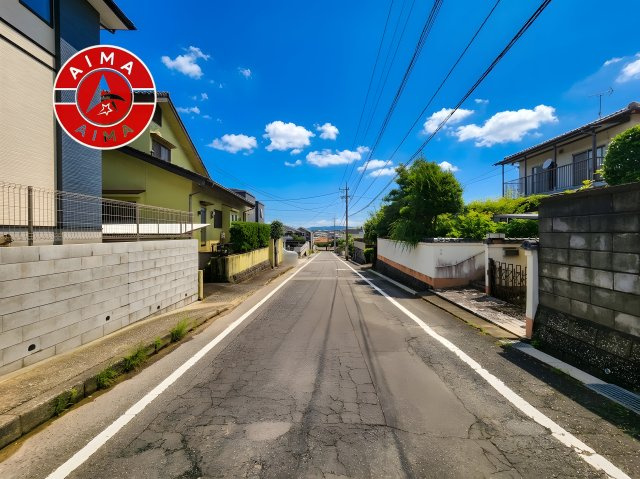太宰府市高雄5丁目第2-1棟（1号棟）の前面道路含む現地写真|前面道路は閑静な住宅地をはしる車通りの少ない道路。お車の出し入れが苦手なママや小さなお子様にも安心ですね。しっかり舗装もされているので、ベビーカーや自転車で通っても快適に通行できます。