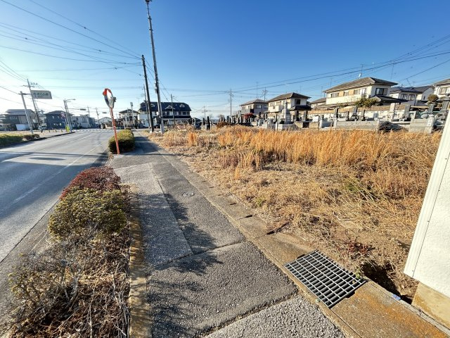 下野市上大領　1区画の前面道路含む現地写真|〇南側前面道路〇
幅員約14ｍ～約15ｍ公道に面し、歩道も完備されていますので、お子様の通学も安心です♪
※2026年1月撮影