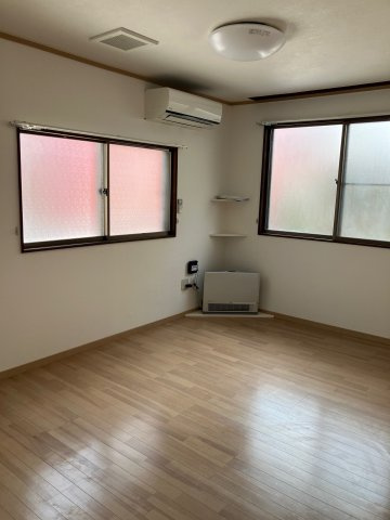 エイトプラザ十和田Ⅲの居間・リビング|角部屋の為、窓から光がたくさん入ります