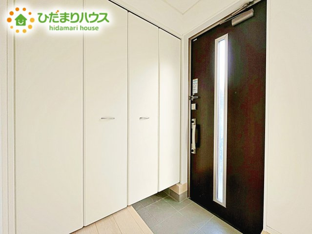【玄関】 | ひたちなか市高野第7　新築戸建 | 天井まであるシューズボックスは、家族全員の靴が入るため、散らかりがちな玄関もスッキリ片付きますね。