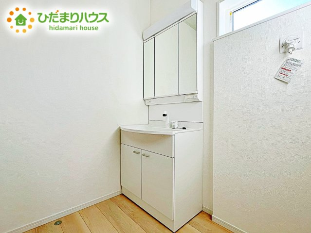 【独立洗面台】 | ひたちなか市高野第7　新築戸建 | 大きな三面鏡の独立洗面。鏡の後ろは収納となっているのでスッキリと整理できます！