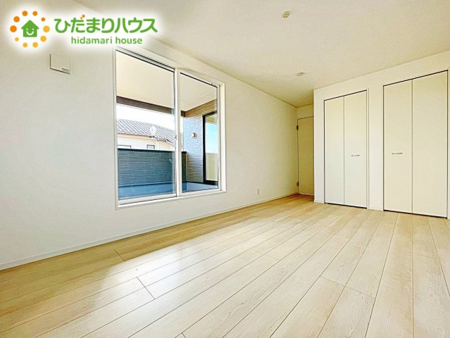 【寝室】 | ひたちなか市高野第7　新築戸建 | バルコニーに面していて、たっぷり光りの入る明るい主寝室です！
