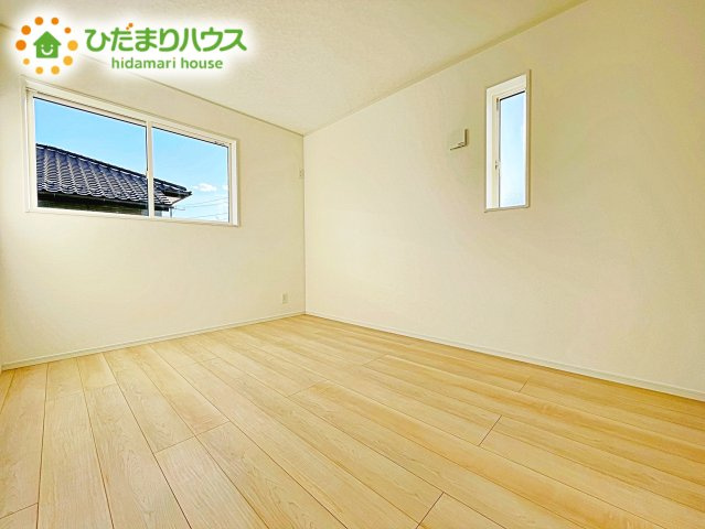 【洋室】 | ひたちなか市高野第7　新築戸建 | 二面採光の設計で明るい時間帯は陽が入り、リラックス出来るお部屋となっています。