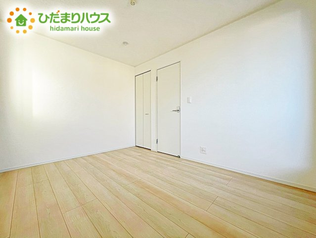 【洋室】 | ひたちなか市高野第7　新築戸建 | 明るい陽光が差し込む洋室。白を基調とした爽やかな空間。