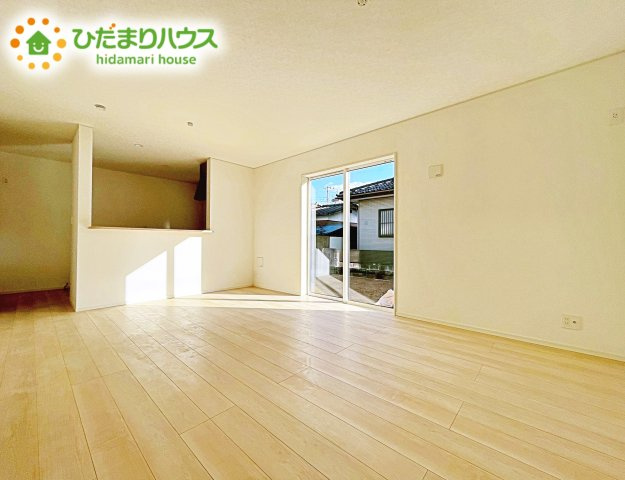 【居間・リビング】 | ひたちなか市高野第7　新築戸建 | ホワイトを基調としたLDKは、明るく上品な心地よさを演出してくれます。空間に広がりをもたらし、より一層広く感じさせてくれます。