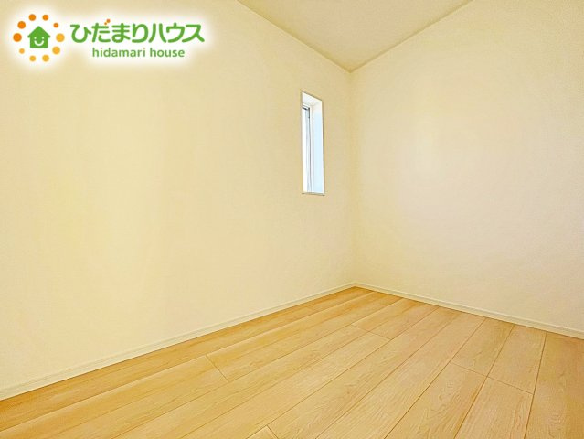 【洋室】 | ひたちなか市高野第7　新築戸建 | 明るい陽光が差し込む洋室。白を基調とした爽やかな空間。